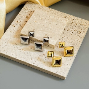 Boucles d'oreilles carrées géométriques doubles en finitions or et argent polies