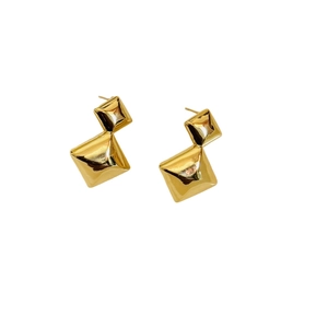 Boucles d'oreilles modernes en forme de double carré doré avec finition polie miroir