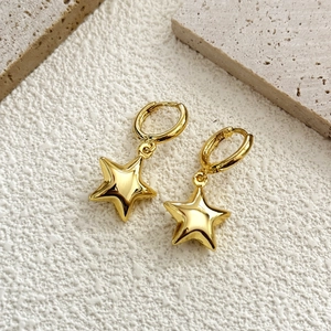 Orecchini a stella placcati oro 18K su elegante espositore in pietra beige