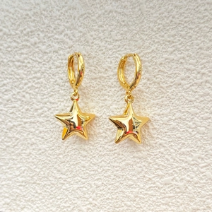Dettaglio di orecchini a stella placcati in oro 18 carati con chiusura a scatto