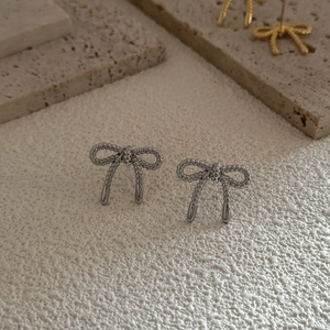 Orecchini a fiocco in argento minimalisti con trama a torciglione su pietra naturale