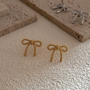 Orecchini a perno a fiocco minimalisti in oro e argento con trama a corda ritorta