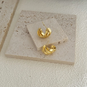Elegant gold twisted C-shaped earrings with a multilayer geometric spiral design