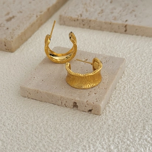 Minimalist 18K gold plated C-shaped hoop earrings with organic wavy texture and gloss
