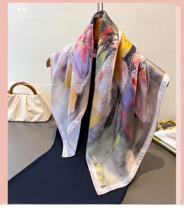 Vue détaillée d'un foulard en soie élégant avec des imprimés artistiques multicolores