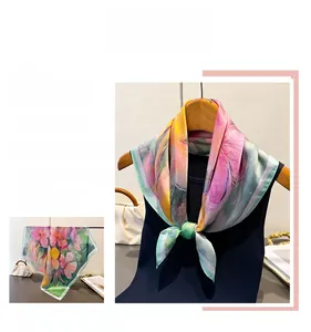 Détail d'un foulard en soie au motif floral style peinture à l'huile avec reflet satiné