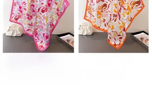Détail de foulards en soie rose et orange avec un sac décoratif sur un bureau gris