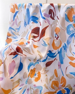 Détail du motif peinture à l'huile vintage sur le tissu en satin de soie doux du foulard