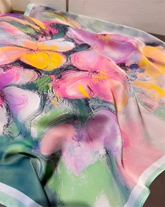 Gros plan d'un foulard en soie artistique avec imprimé floral et finition satinée élégante