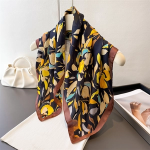 Foulard en soie bleu marine avec fleurs à l'huile drapé sur un cintre blanc