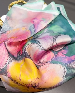 Vue macro d'un foulard en soie imprimé floral artistique avec une texture douce et soyeuse