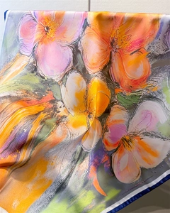 Gros plan détaillé sur l'imprimé floral style peinture à l'huile du foulard en soie