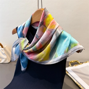 Détail de l'imprimé peinture à l'huile coloré et de la texture soyeuse de ce foulard