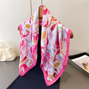 Écharpe en soie style peinture à l'huile avec motifs floraux sur un cintre en bois