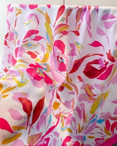 Détail macro de l'imprimé floral abstrait style peinture à l'huile sur foulard en satin