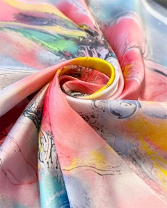Détail macro du tissu satiné avec imprimé peinture à l'huile artistique abstrait
