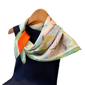 Seidenartiges quadratisches Halstuch mit abstrakten Katzenprints in Grün und Orange