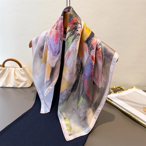 Carré en soie satinée avec imprimé peinture à l'huile florale et motifs colorés