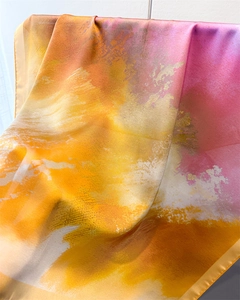 Detaillierte Makroansicht des seidigen Aquarell-Farbverlaufs und der glatten Stoffstruktur