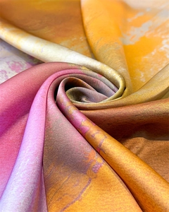 Makroaufnahme eines Seidenschals mit Aquarell-Farbverlauf und glatter Seidentextur