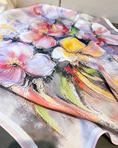 Détail d'un foulard en soie avec imprimé floral à l'huile, texture et éclat satiné
