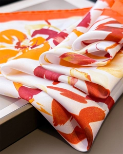 Détail macro d'un foulard en soie avec motifs floraux de peinture à l'huile et fini brillant
