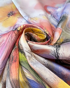 Gros plan d'un foulard en soie imprimé peinture à l'huile avec texture sergé et couleurs vives