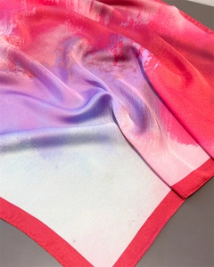Detailaufnahme der Seiden-Stoffstruktur mit lebhaftem Farbverlauf in Pink, Lila und Blau