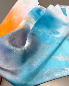 Detailansicht des Seidenschals mit Farbverlauf-Aquarellmuster und Satin-Textur