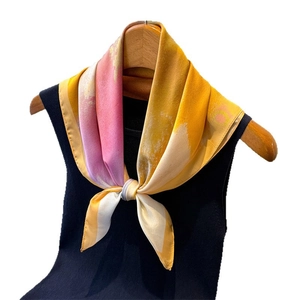 Eleganter Seidenschal mit Farbverlauf-Print in Gelb und Orange auf schwarzem Top