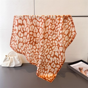 Detailed view of the leopard print silk square scarf with glossy finish and fine hem