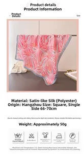 Détails du foulard en satin rose à motif palmier, montrant la matière et la taille 70cm