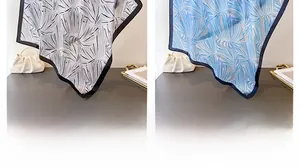 Détails de foulards en soie à imprimé floral en noir-gris et bleu avec bords contrastés