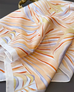 Vue détaillée du motif de feuilles de palmier tropical sur le foulard en soie