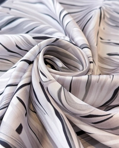 Vue macro détaillée d'un foulard en soie de haute qualité avec motif marbré gris