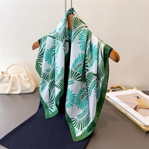 Elegante sciarpa in seta bianca con stampa di foglie di palma e bordi verde smeraldo