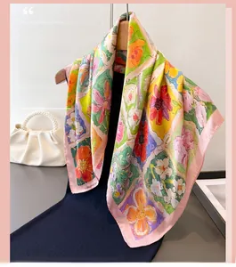 Dettaglio di un foulard in seta floreale artistico appeso su un abito scuro