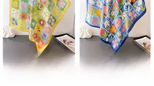 Vista dettagliata di foulard in seta floreali stile patchwork in giallo-verde e blu