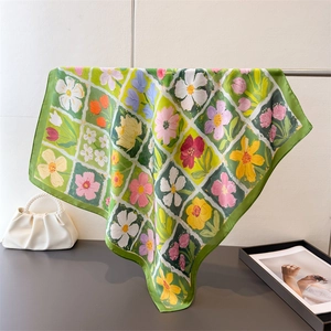 Foulard in seta stile pittura a olio con fiori vivaci appeso a un supporto elegante