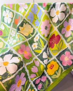 Dettaglio di sciarpa con stampa floreale pittura a olio su fondo a griglia verde