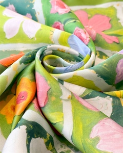 Dettaglio foulard in seta con motivi floreali pittura a olio su base verde