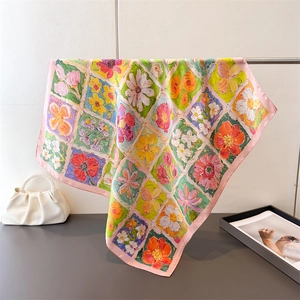 Dettaglio di sciarpa in seta con fiori stile pittura a olio e bordo rosa su supporto