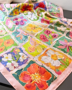 Dettaglio del foulard di raso con stampa a pittura a olio e bordi orlati di rosa