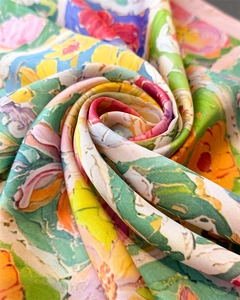 Primo piano della sciarpa di raso attorcigliata con stampa pittura a olio e fiori