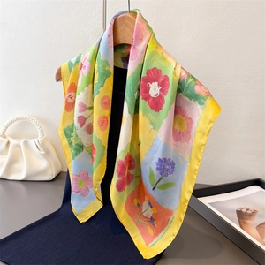 Elegante foulard in seta con stampa floreale stile pittura a olio su gruccia in legno