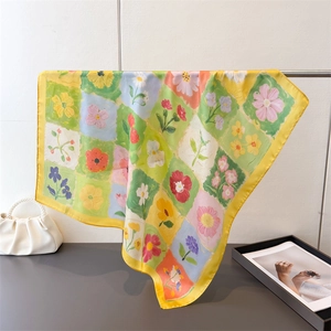 Dettaglio di un foulard di seta artistico con motivi floreali stile pittura a olio