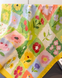 Dettaglio foulard in seta con fiori stile pittura a olio e consistenza satinata