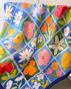 Dettaglio del foulard quadrato in seta con motivo a scacchiera floreale stile pittura