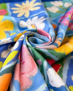 Vista dettagliata della stampa floreale stile pittura a olio su sciarpa di seta satin
