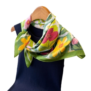 Sciarpa di seta stile pittura a olio con fiori vivaci su sfondo verde brillante